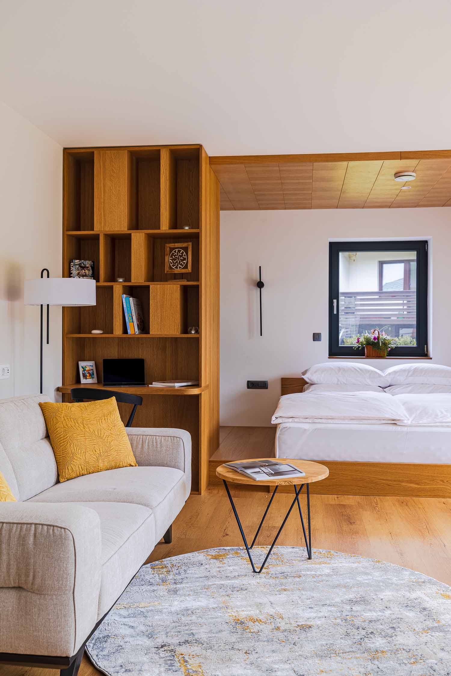 Apartma z dnevnim delom in posteljo v lesenem ambientu